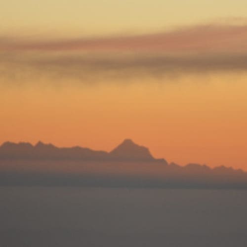 Leserreise Nepal: Sonnenaufgang über den Bergen.
