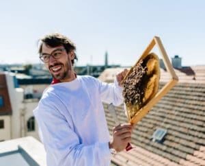 Stadtbienen naturnah imkern in der Stadt - Gründer Johannes Weber, Foto: freundevonfreunden/stadtbienen.org