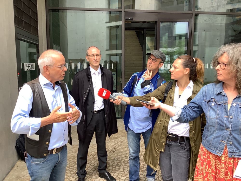 Thomas Radetzki, Vorstand der Aurelia Stiftung (li.), und Anwalt Dr. Georg Buchholz werden nach der Urteilsverkündung von Journalistinnen und Journalisten interviewt.