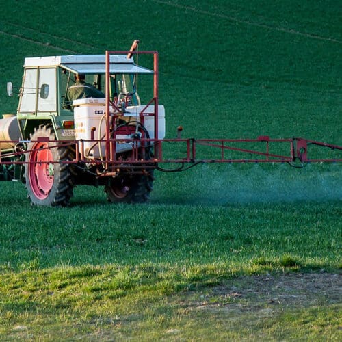 Traktor versprüht Pestizide: BUND startet Petition
